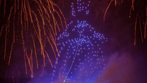 Espect&aacute;culo de drones y fuegos artificiales