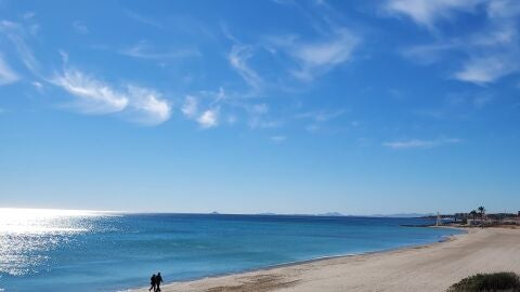 La Vega Baja tendr&aacute; 27 Banderas Azules este verano: estas son las mejores playas. En la imagen, Campoamor-La Glea