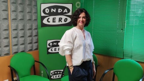 Los actores Sergio Pazos y Raquel Menor protagonizan un cortometraje que pone en valo el trabajo de las profesionales de los cuidados.