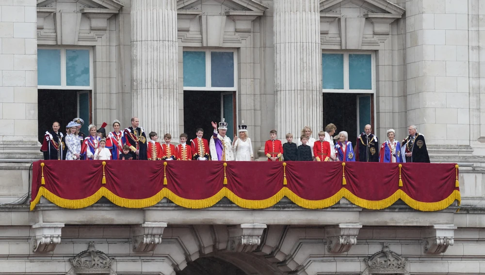 Familia real británica en el balcón del palacio de Buckingham