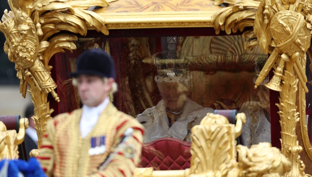 Los reyes regresan a Buckingham en la carroza 'Gold State Coach'