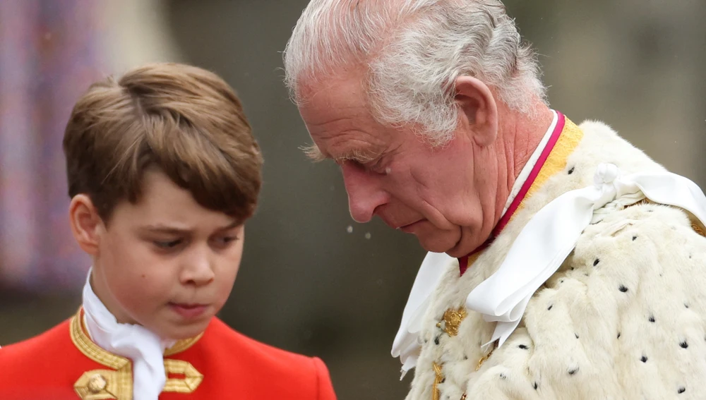 El príncipe Jorge junto a Carlos III