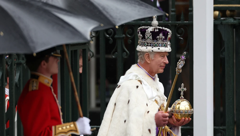 El Rey Carlos III de Inglaterra saliendo de la abadía de Westminster