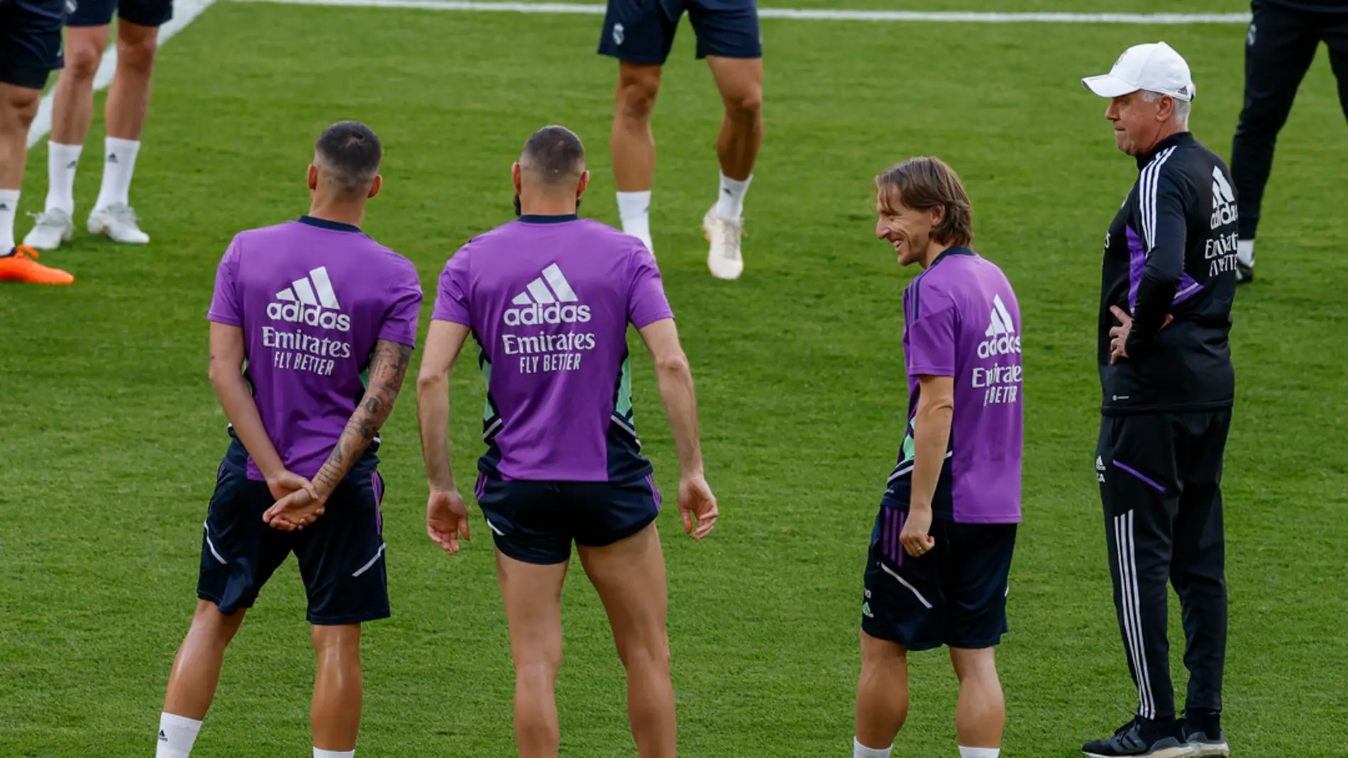 El entrenador del Real Madrid, Carlo Ancelotti y los jugadores Luka Modric, Karim Benzema y Dani Ceballos durante el entrenamiento previo a la final de la Copa del Rey
