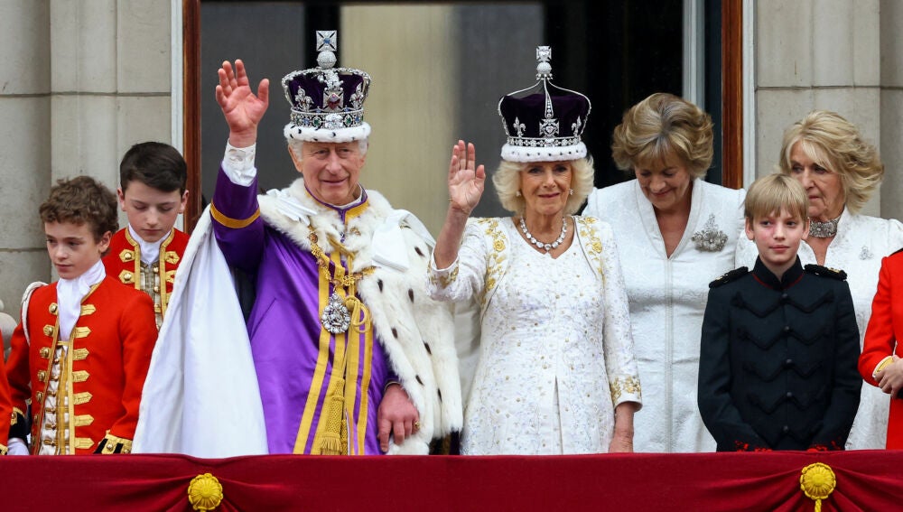 Los Reyes Carlos III y Camila saludan a la multitud desde el balcón del palacio de Buckingham