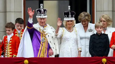 Los Reyes Carlos III y Camila saludan a la multitud desde el balcón del palacio de Buckingham Los Reyes Carlos III y Camila saludan a la multitud desde el balcón del palacio de Buckingham