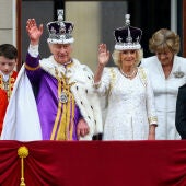 Los Reyes Carlos III y Camila saludan a la multitud desde el balcón del palacio de Buckingham