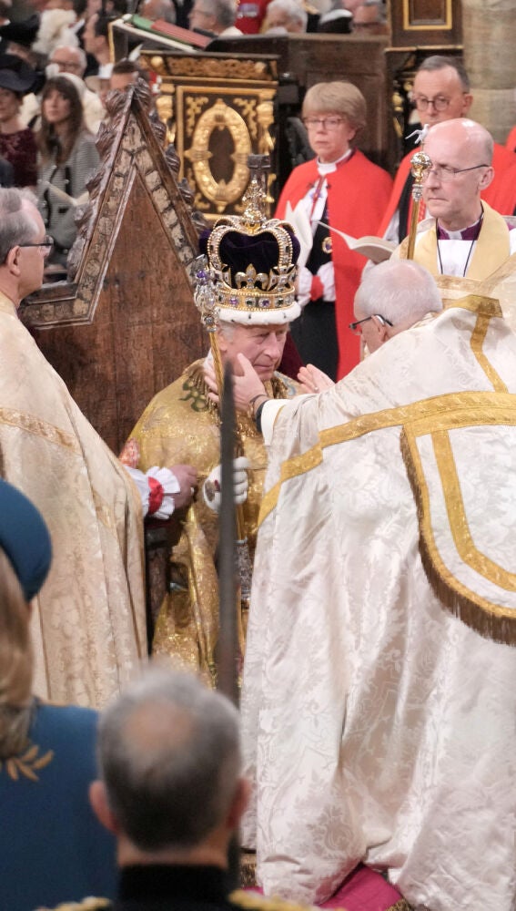 Carlos III, coronado rey de Inglaterra
