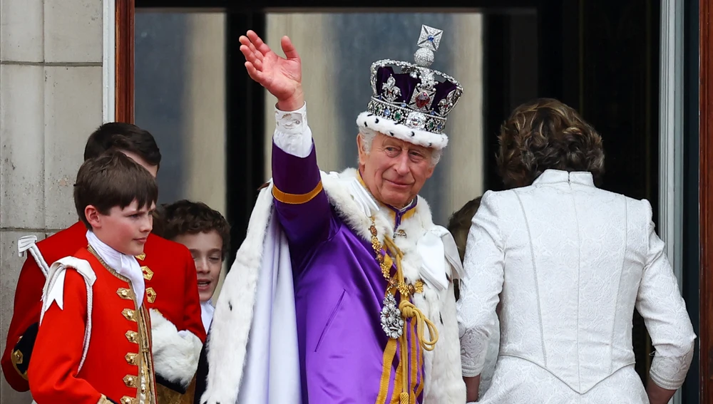 Carlos III abandona junto a la familia real el balcón del palacio de Buckingham 