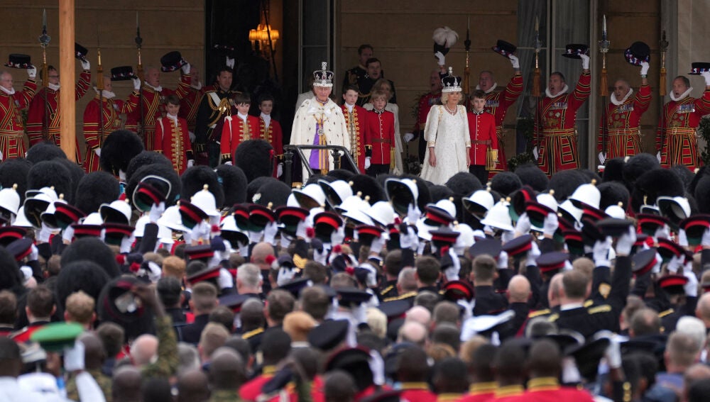 Saludo de las fuerzas armadas a los reyes Carlos III y Camila