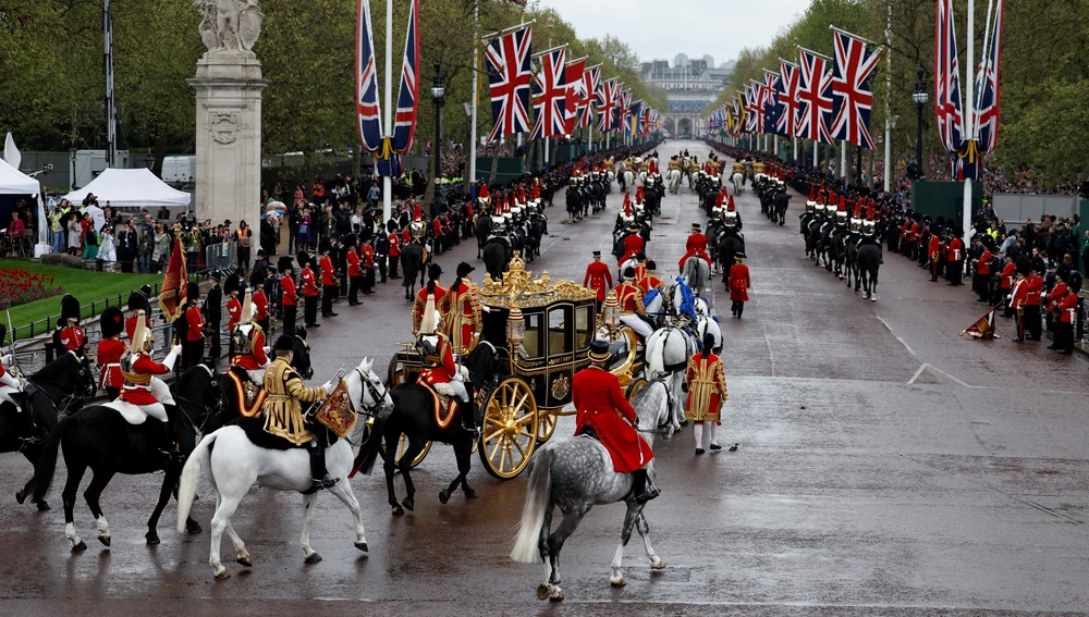 La carroza con Carlos y Camila va desde el Palacio de Buckingham hasta la Abadía de Westminster para su ceremonia de coronación en Londres