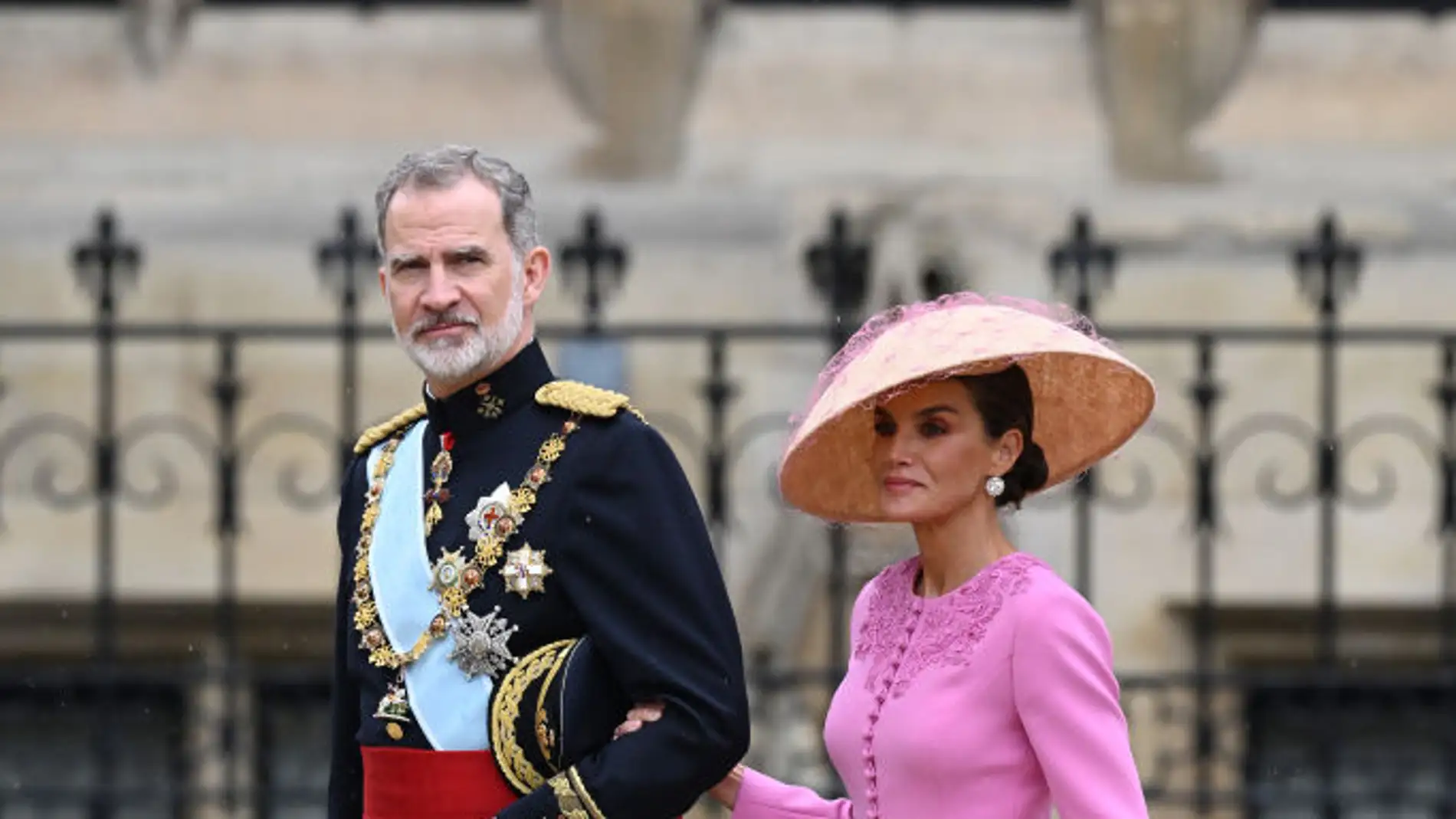 Así ha sido la llegada de Felipe VI y Letizia a la Abadía de Westminster para la coronación de Carlos III