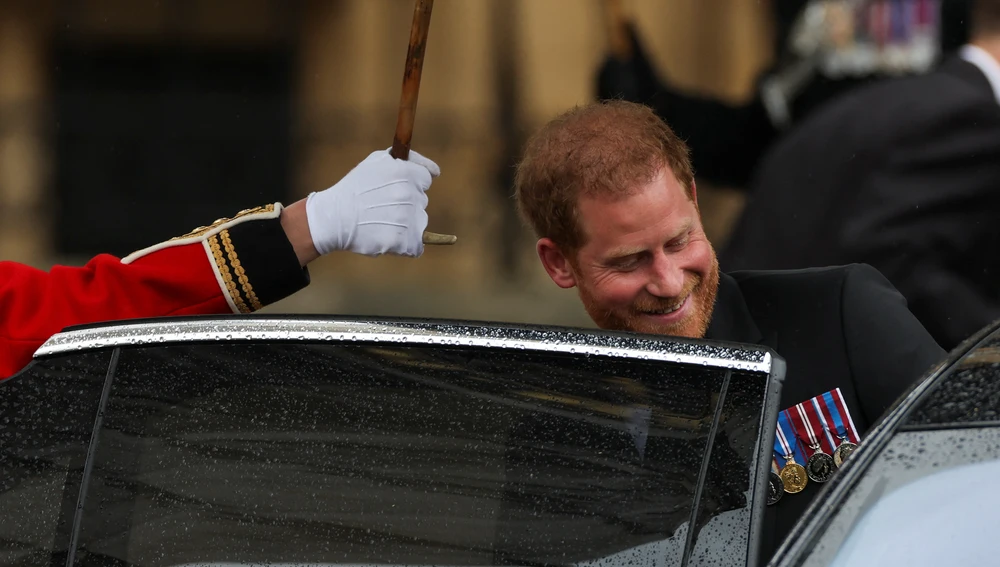 El príncipe Harry se monta en su coche muy sonriente a la salida de la Abadía de Westminster