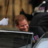 El príncipe Harry se monta en su coche muy sonriente a la salida de la Abadía de Westminster