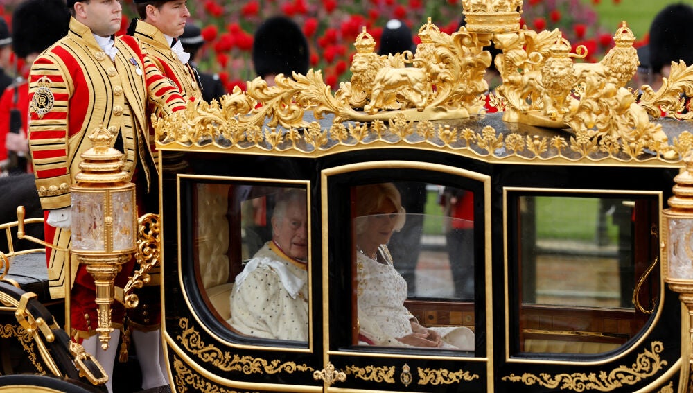 Carlos III y Camila van en la carroza 'Diamond Jubilee'