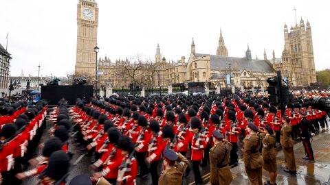 La Guardia Real desfila junto al Big Ben