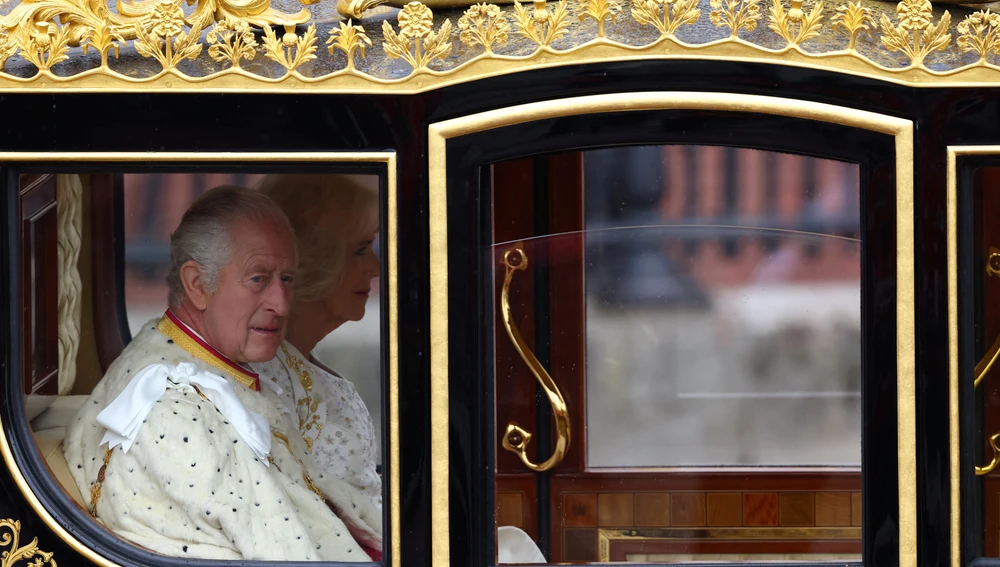 Carlos III y Camila de Inglaterra salen del Palacio de Buckingham