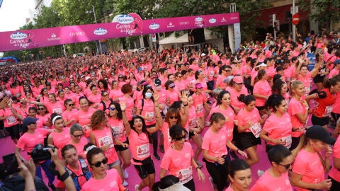 La marea rosa colorea Madrid con 32.000 corredoras en la Carrera de la Mujer