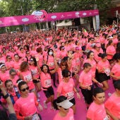 La marea rosa colorea Madrid con 32.000 corredoras en la Carrera de la Mujer
