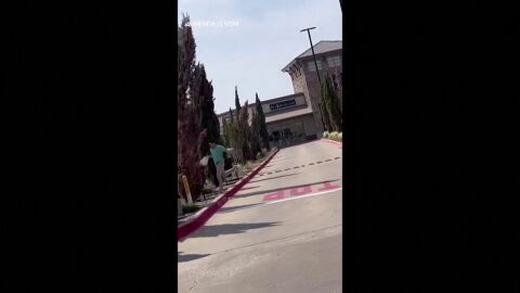 Una persona graba el momento del tiroteo que ha dejado nueve muertos en Texas