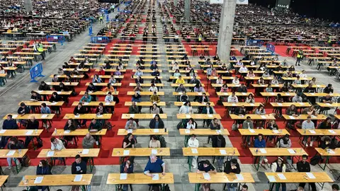 Miles de aspirantes a un puesto fijo en Correos Más de 84.000 personas se examinan para acceder a los 7.757 puestos fijos de Correos