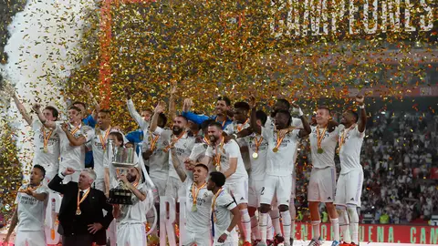 Karim Benzema, capitán del equipo blanco levanta la Copa de S.M. El Rey tras vencer 2-1 a Osasuna Karim Benzema, capitán del equipo blanco levanta la Copa de S.M. El Rey tras vencer 2-1 a Osasuna