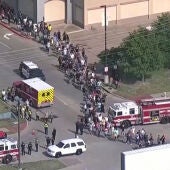 Imagen aérea de la gente saliendo del centro comercial de Texas tras el tiroteo