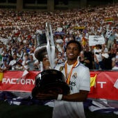 El delantero brasileño del Real Madrid, Rodrygo, posa con el trofeo de campeones de Copa del Rey