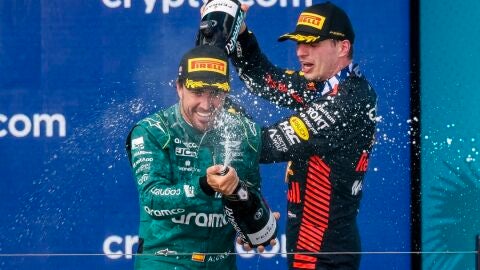Fernando Alonso junto a Verstappen en el podio del GP de Miami