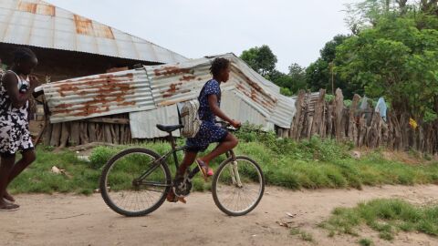 En bici a la escuela en Guinea Bissau