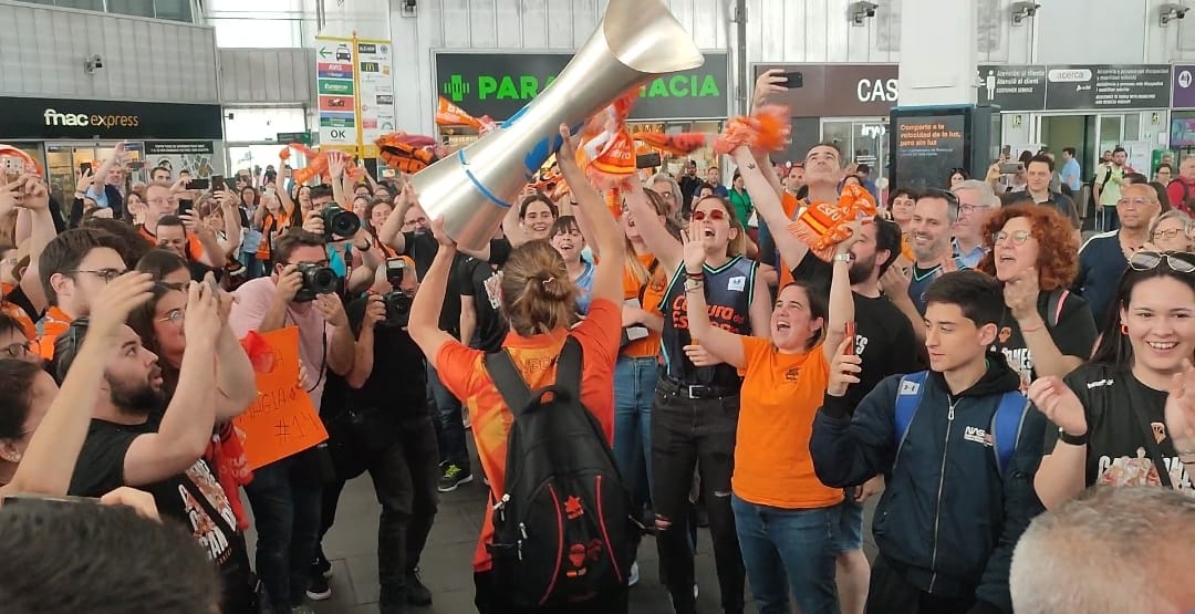 Los aficionados de Valencia Basket reciben a las campeonas de Liga Los aficionados de Valencia Basket reciben a las campeonas de Liga