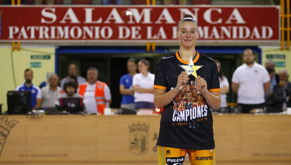 Raquel Carrera recibe el MVP de la final