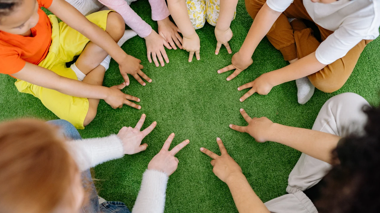Imagen de archivo de niños jugando