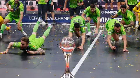 Los jugadores del Palma Futsal celebran la conquista de la Champions Los jugadores del Palma Futsal celebran la conquista de la Champions