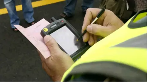 Un agente impone una multa de tráfico contrato