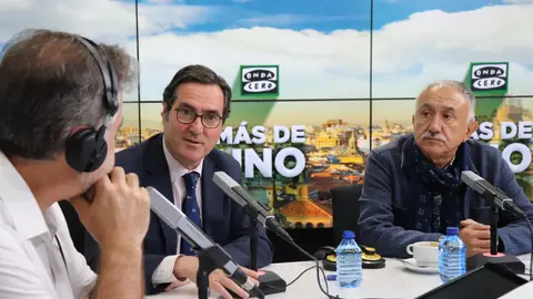 Antonio Garamendi, presidente de la CEOE, y Pepe Álvarez, líder de la UGT, con Carlos Alsina Antonio Garamendi, presidente de la CEOE, y Pepe Álvarez, líder de la UGT, con Carlos Alsina