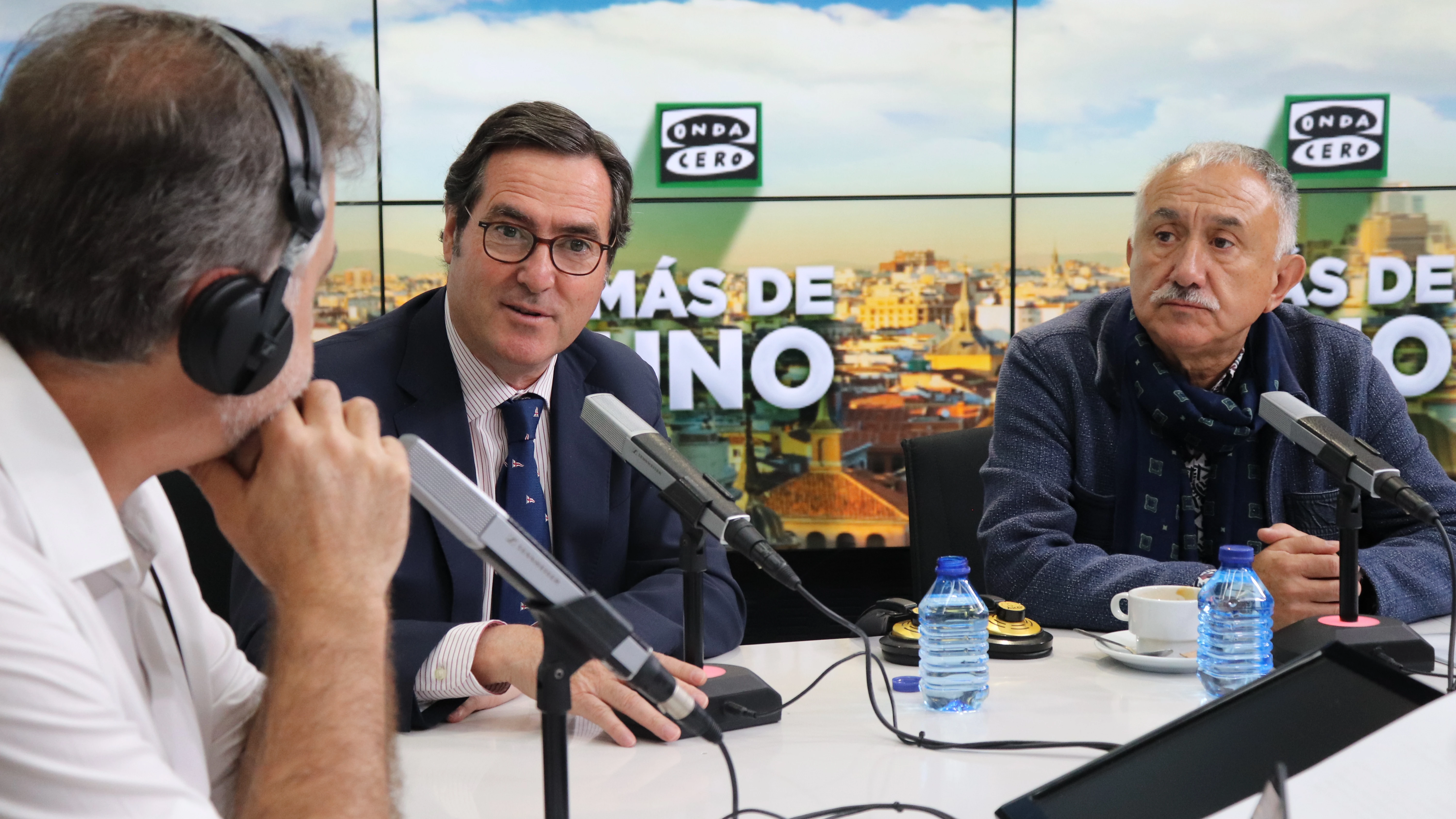 Antonio Garamendi, presidente de la CEOE, y Pepe &Aacute;lvarez, l&iacute;der de la UGT, con Carlos Alsina
