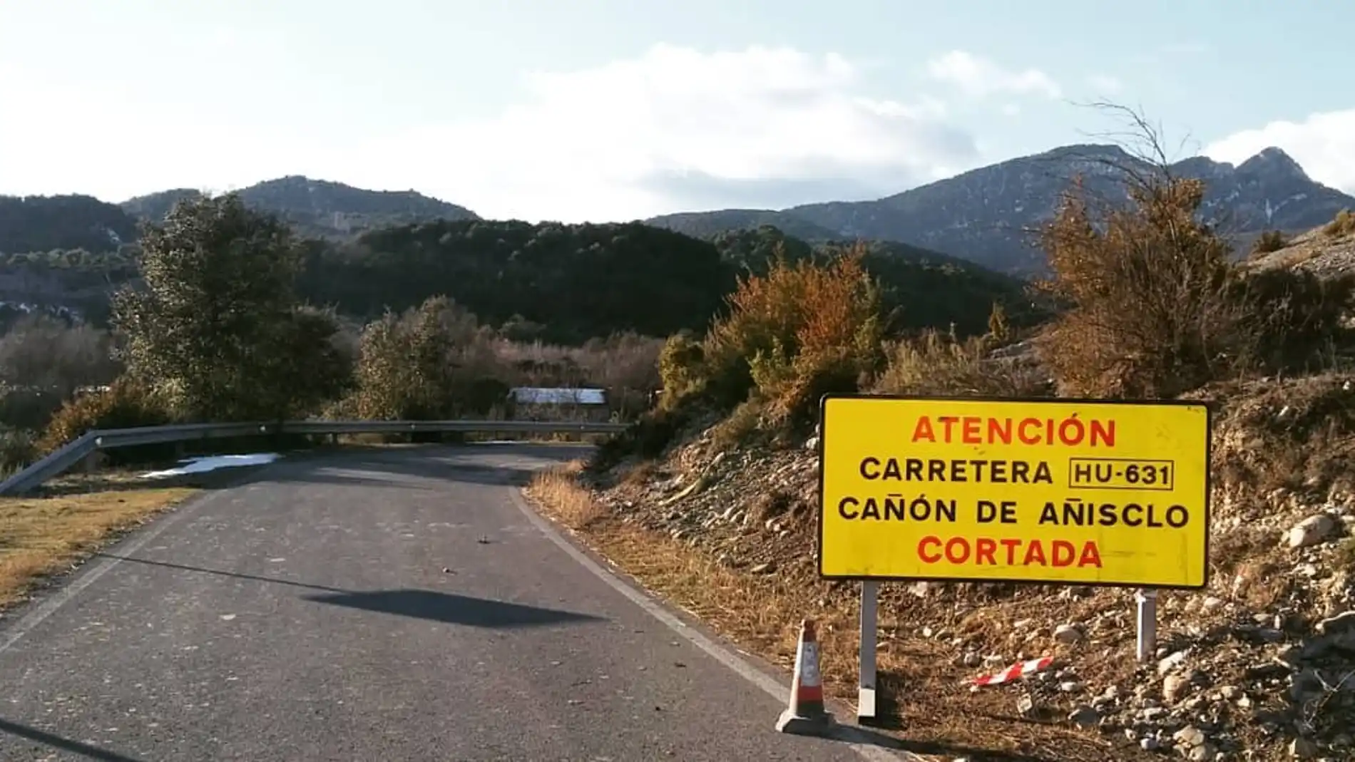 Imagen de un corte de la carretera del cañón de Añisclo en 2021.
