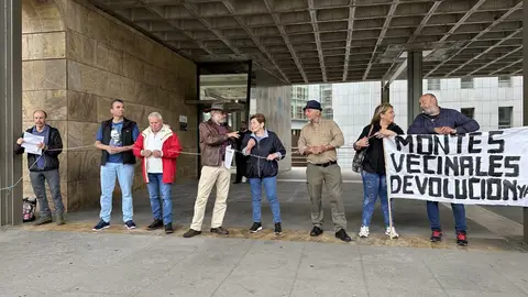 Asturias Ganadera promueve una denuncia hacia una responsable del departamento de Montes por supuesta prevaricación Encadenamiento simbólico de Asturias Ganadera