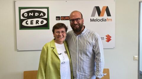 Antònia Jover, coordinadora de Podemos Baleares y candidata a la presidencia del Govern, junto al periodista de Onda Cero Martí Rodríguez