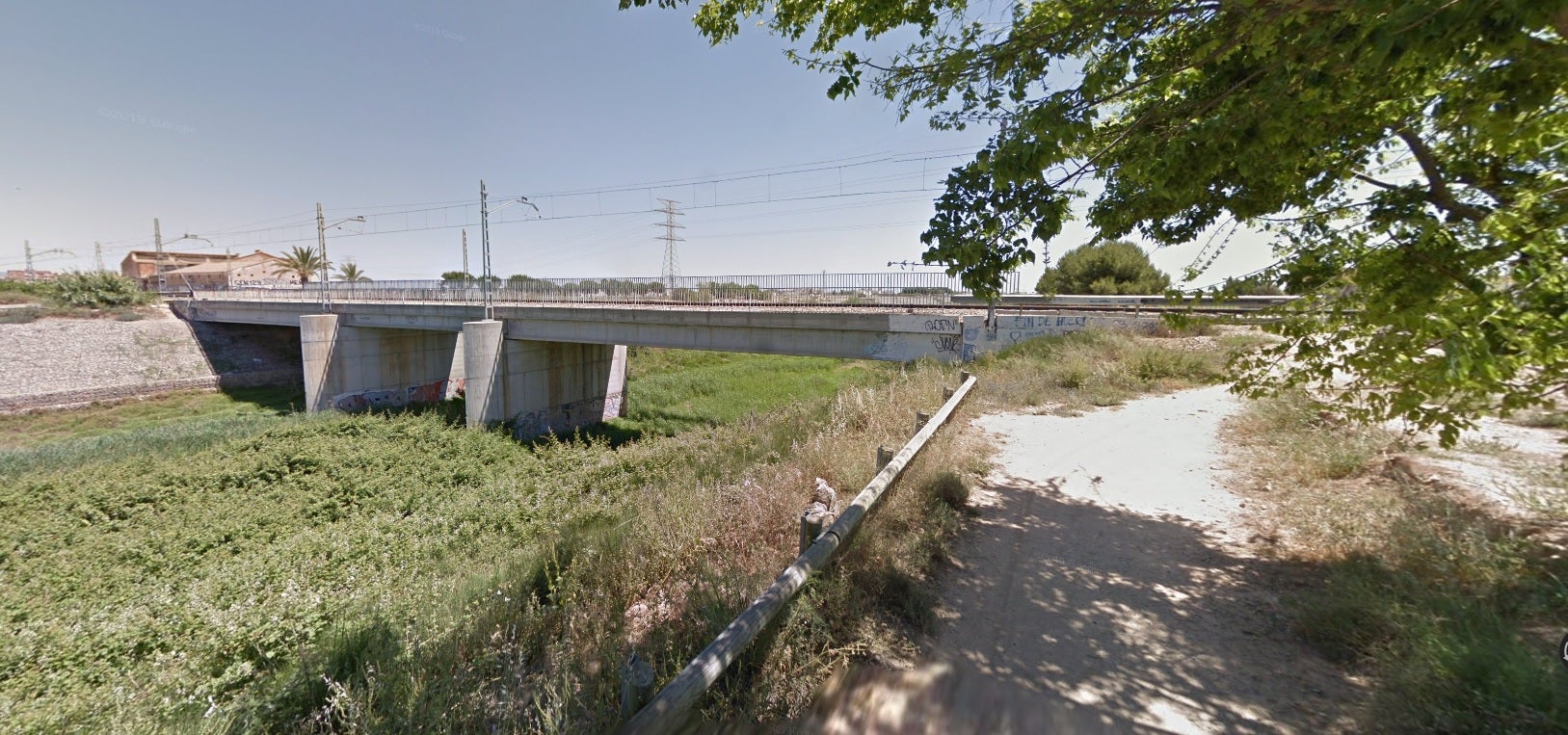 La Generalitat construirá dos pasos inferiores bajo las vías del metro en el barranco del Carraixet La Generalitat construirá dos pasos inferiores bajo las vías del metro en el barranco del Carraixet