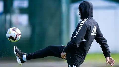 Cervera golpea un balon en el requexón Cervera golpea un balon en el requexón