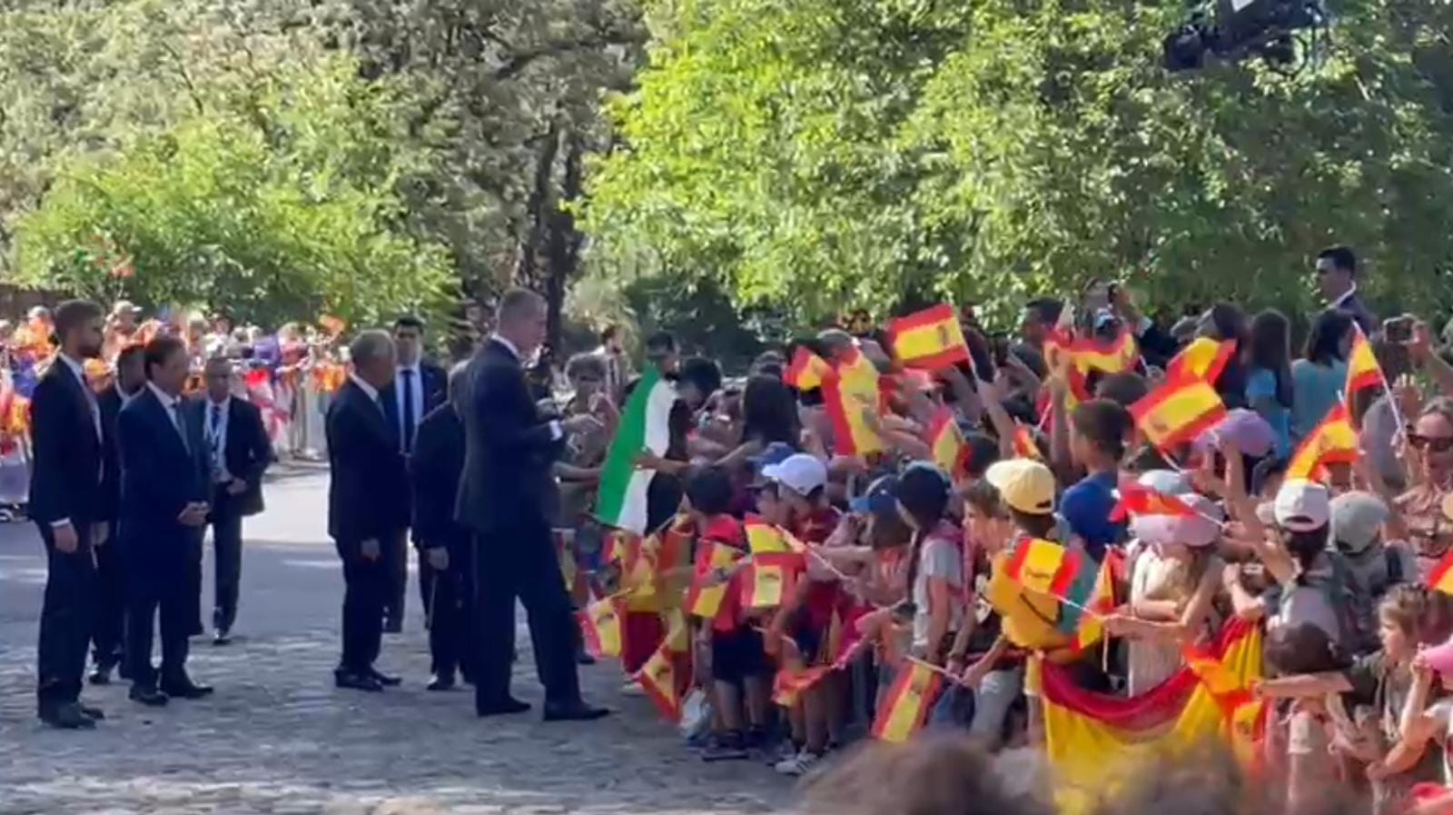 Su majestad el Rey Felipe VI es arropado por los extremeños a su llegada al Monasterio de Yuste Su majestad el Rey Felipe VI es arropado por los extremeños a su llegada al Monasterio de Yuste