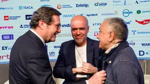 Antonio Garamendi conversa con Pepe Álvarez y Unai Sordo