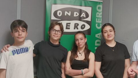 Profesor y estudiantes del IES Cardenal Cisneros de Alcal&aacute; de Henares