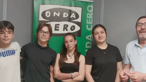 Alumnos del IES Cardenal Cisneros de Alcalá de Henares participan en un proyecto de aprendizaje y servicio para fomentar la donación de sangre Profesor y estudiantes del IES Cardenal Cisneros de Alcalá de Henares