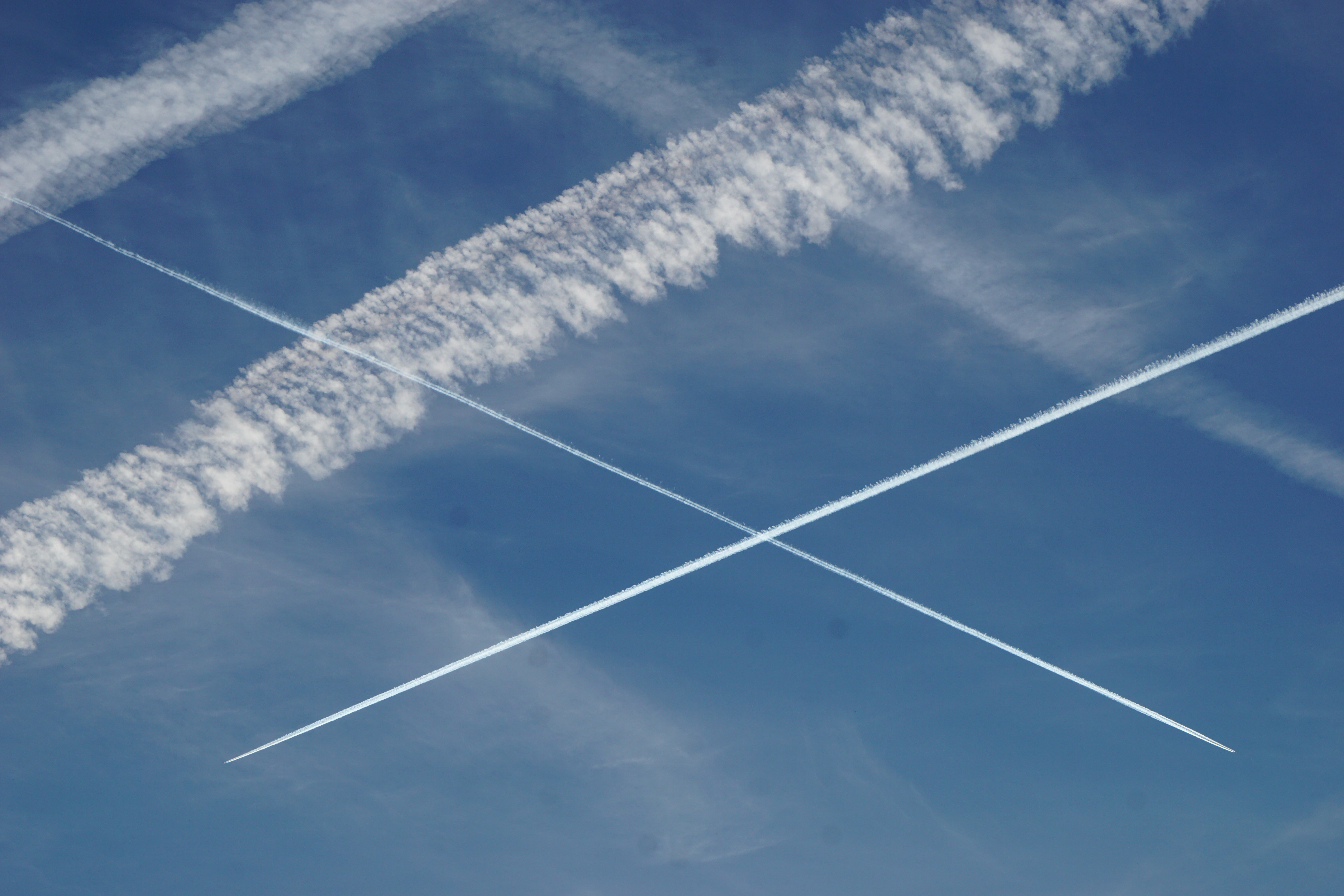 La teoría de la conspiración de los 'chemtrails' y las estelas de aviones que inunda las redes sociales La teoría de la conspiración de los 'chemtrails' y las estelas de aviones que inunda las redes sociales