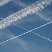 Imagen de archivo del cielo con estelas de aviones.