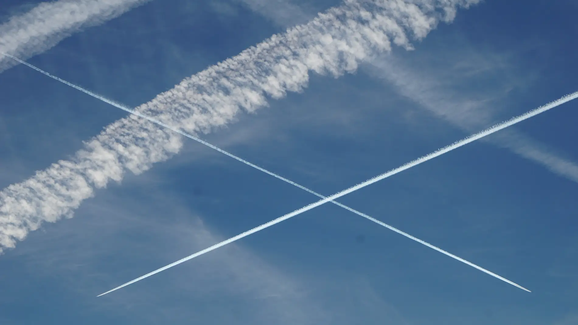 Imagen de archivo del cielo con estelas de aviones.