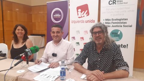 Ángel Aguas, en el centro, durante la rueda de prensa